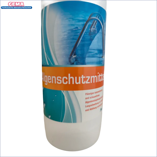 Flasche mit flüssigem Algaecid Produkt Algenschutzmittel flüssig vor Wasserbecke