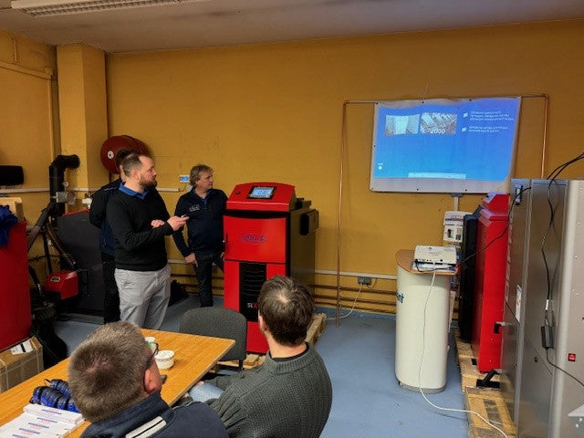 Indoor-Trainingssitzung mit Holzvergasungskessel Attack DPX 15 kW, effiziente Biomasseheizung